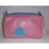 Trousse de toilette rose et ornée d'une fleur bleue
