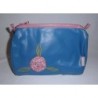 Trousse de toilette bleue et ornée d'une fleur rose